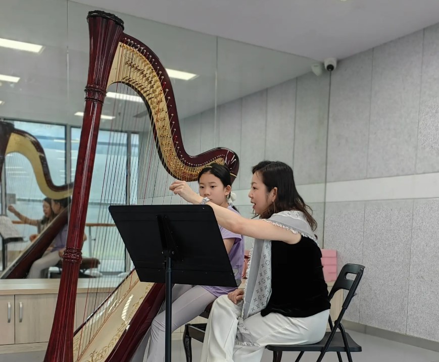Katryna giving a harp masterclass in China